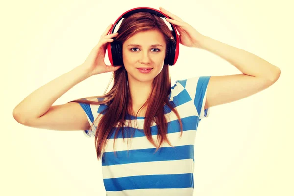 Mulher adolescente ouvindo a música — Fotografia de Stock