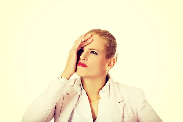 Mujer de negocios con dolor de cabeza enorme — Foto de Stock