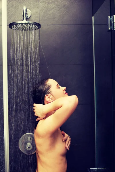 Femme debout à la douche . — Photo