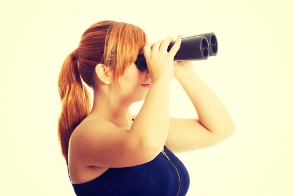 Femme en surpoids à la recherche avec binoculaire — Photo