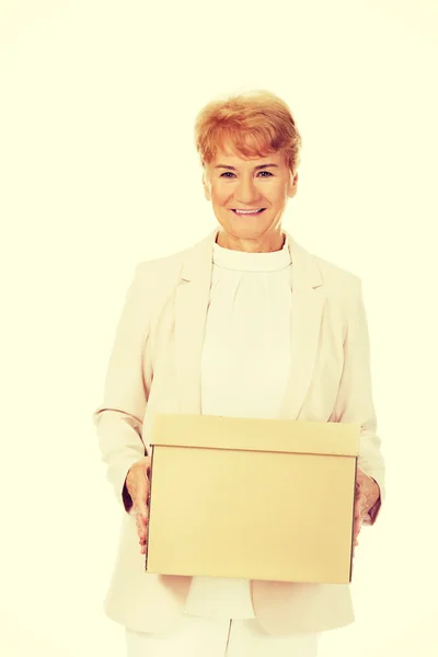 Sonríe anciana mujer de negocios sosteniendo caja de cartón — Foto de Stock