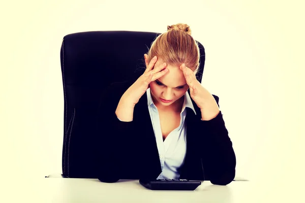 Nervöse Geschäftsfrau setzt auf den Taschenrechner am Schreibtisch — Stockfoto