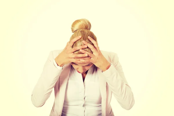 Biznes kobieta z ogromnym bólem głowy trzyma głowę — Zdjęcie stockowe