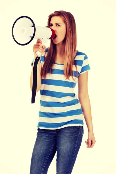 Mulher adolescente gritando através de megafone — Fotografia de Stock