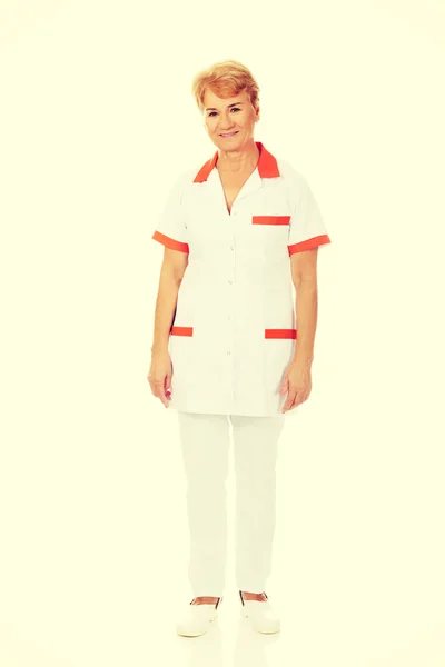 Glimlach van oudere vrouwelijke arts of verpleegkundige — Stockfoto