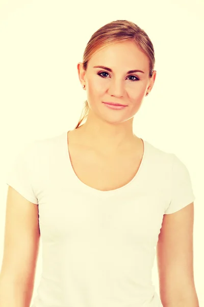 Молодая улыбающаяся блондинка в белой футболке — стоковое фото