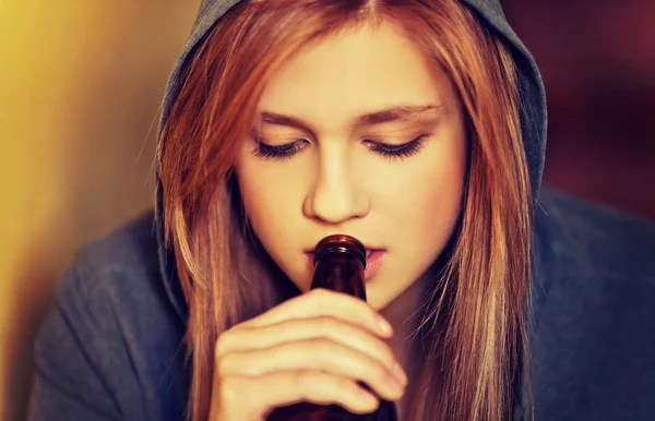 Bira içip sigara içen genç bir kadın. — Stok fotoğraf