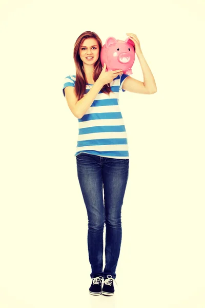 Feliz adolescente mulher segurando piggybank — Fotografia de Stock