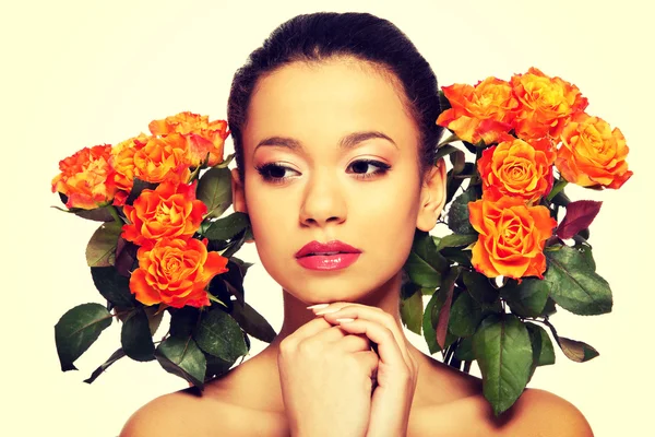 Belleza mujer africana con rosas . —  Fotos de Stock