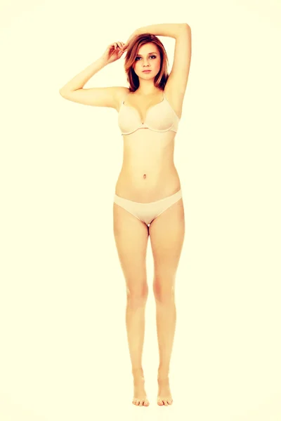 Tonåriga kvinna i beig underkläder — Stockfoto