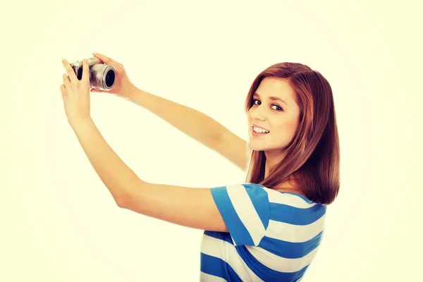 Boldog fiatal nő vesz selfie, a klasszikus slr fényképezőgép — Stock Fotó