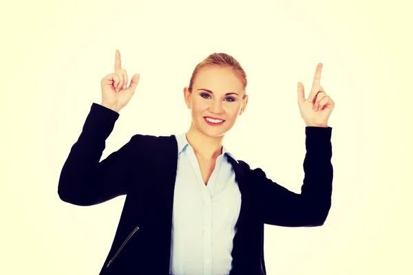 Joven mujer de negocios sonriente señalando hacia arriba —  Fotos de Stock