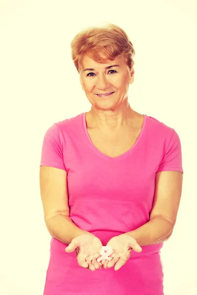 Χαμογελώντας ανώτερος γυναίκα με καρκίνο του μαστού ευαισθητοποίηση κορδέλα — Φωτογραφία Αρχείου
