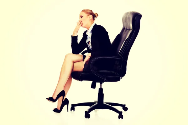 Уставшая или обеспокоенная деловая женщина, сидящая на кресле — стоковое фото