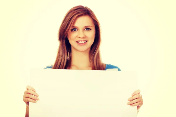 Felice donna adolescente con cartellone bianco — Foto Stock