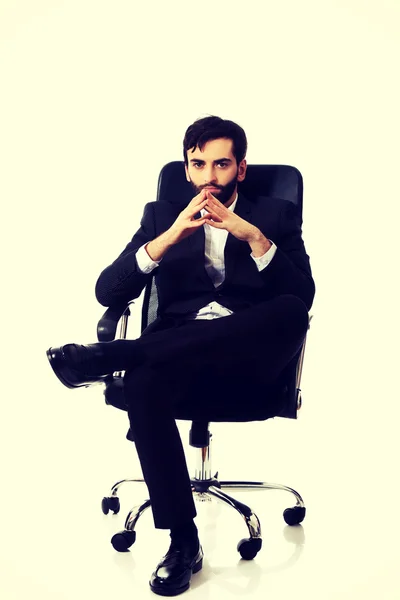 Молодий бізнесмен сидить на стільці . — стокове фото