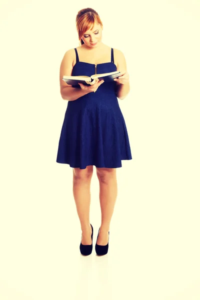 Overweight woman reading a book — Stock Photo, Image