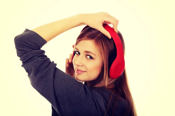 Tonåriga kvinna lyssna på musik — Stockfoto