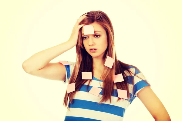 Teenage vrouw bedekt met post-it notities — Stockfoto