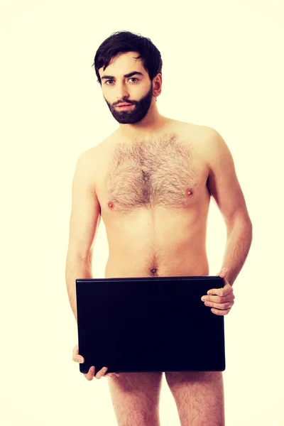 Jovem homem sem camisa segurando laptop . — Fotografia de Stock