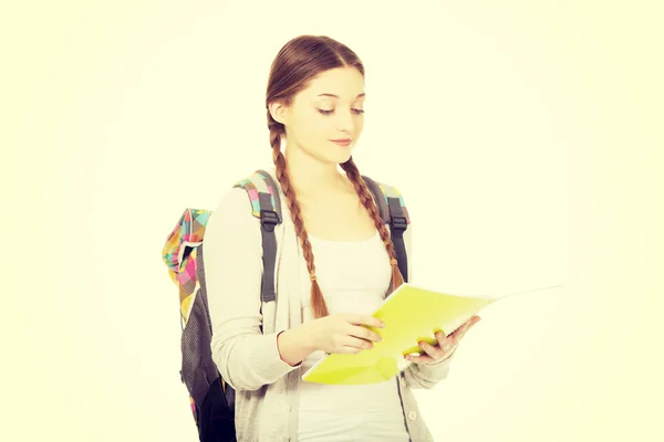 Menina adolescente com mochila escolar . — Fotografia de Stock
