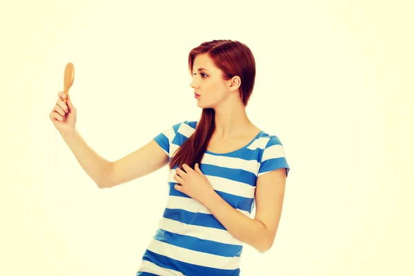 Adolescente hermosa mujer mirando en un espejo — Foto de Stock