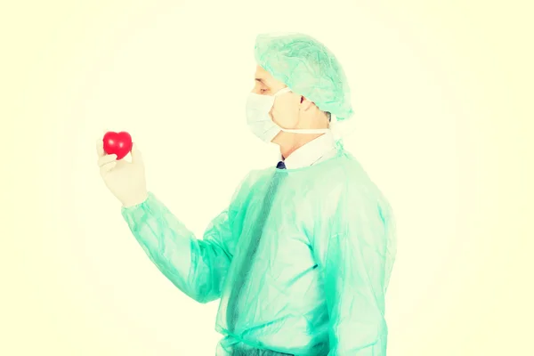 Manliga läkare håller hjärtat modell — Stockfoto