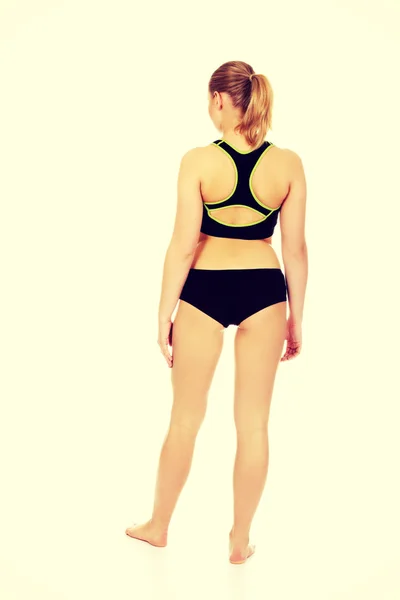 Visão traseira da jovem mulher atlética em roupas íntimas esportivas — Fotografia de Stock