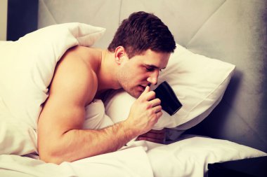 adam yatakta kahve içme.