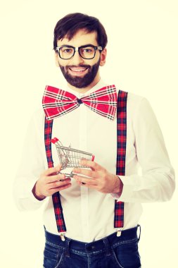 Adam küçük alışveriş sepeti ile jartiyer giymiş.