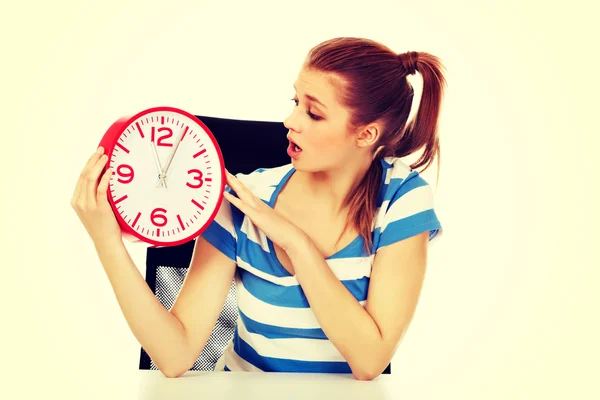 Giovane scioccato adolescente donna guardando orologio — Foto Stock