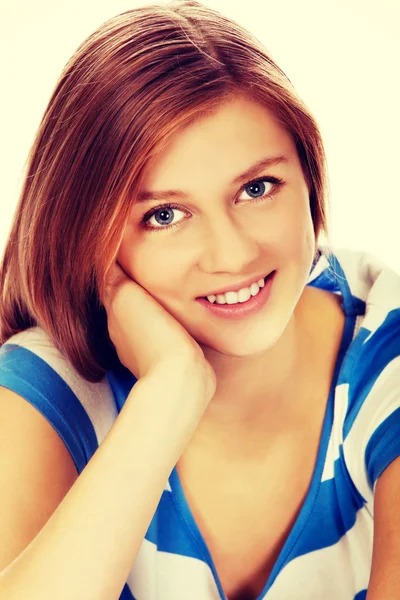 Mujer adolescente sonriente sentada en el suelo —  Fotos de Stock