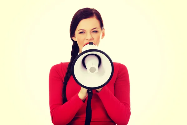 Jovem mulher zangada gritando através de um megafone — Fotografia de Stock