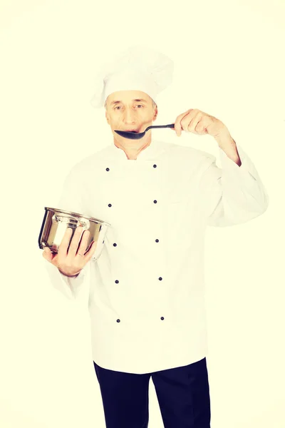 Chef en uniforme blanco degustando su sopa — Foto de Stock