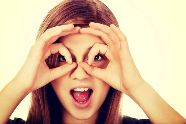 Teenage vrouw verrekijker handen maken — Stockfoto