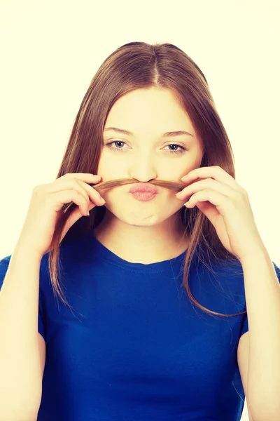 Adolescente fazendo bigode de cabelo . — Fotografia de Stock