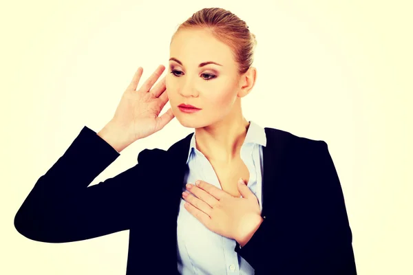 Junge schockierte Geschäftsfrau hört Gespräch ab — Stockfoto