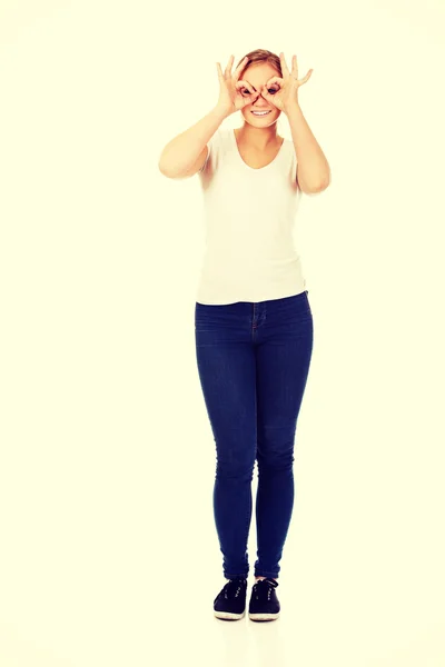 Young woman making binoculars hands — Stock Photo, Image