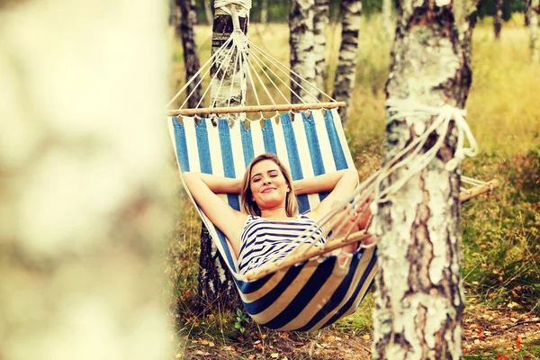 Mujer rubia joven descansando en la hamaca — Foto de Stock