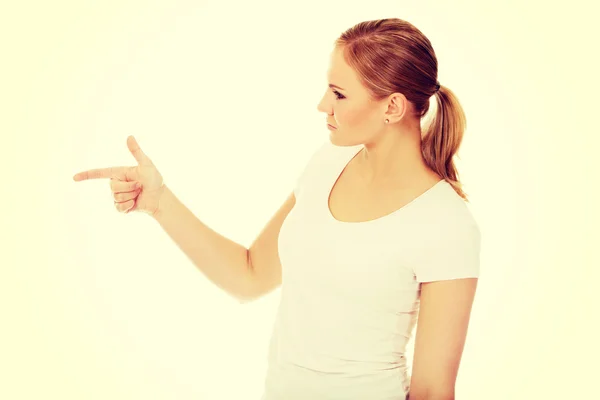 La mujer joven amenaza a alguien por el dedo — Foto de Stock
