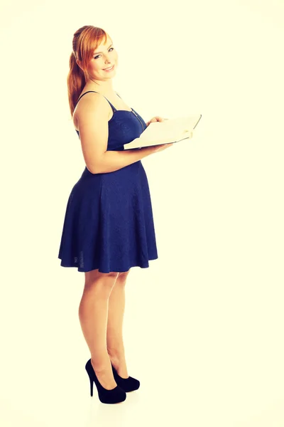 Übergewichtige Frau mit Buch in der Hand — Stockfoto