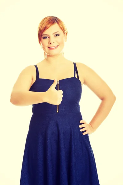 Glad överviktig kvinna med tummen upp — Stockfoto