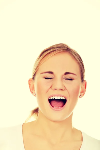 Zestresowane lub zły młoda kobieta krzyczy — Zdjęcie stockowe