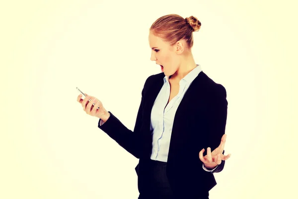 Biznes kobieta krzyczy na telefon komórkowy — Zdjęcie stockowe