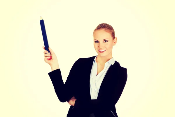 Mujer de negocios apuntando para copyspace o algo con la pluma enorme —  Fotos de Stock