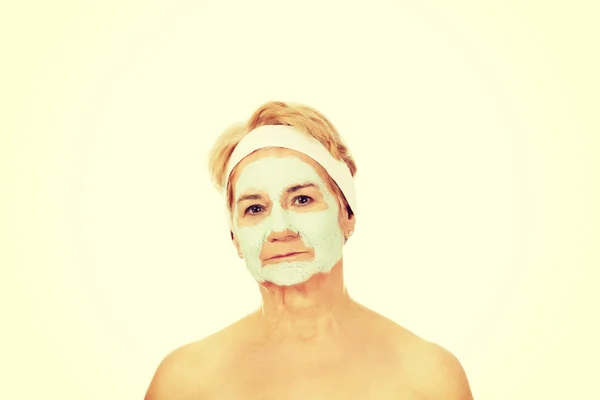 Femme âgée détendue en masque facial — Photo