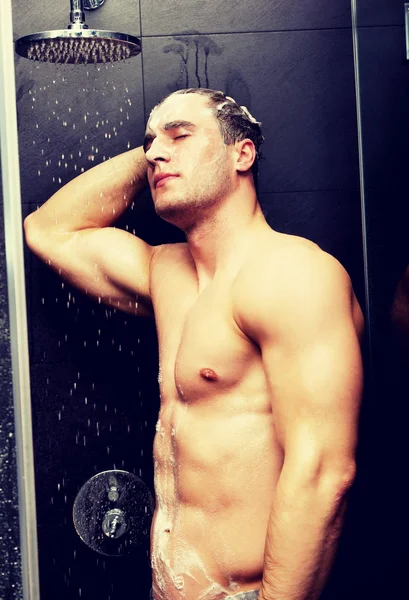 Красивий чоловік миється з милом . — стокове фото