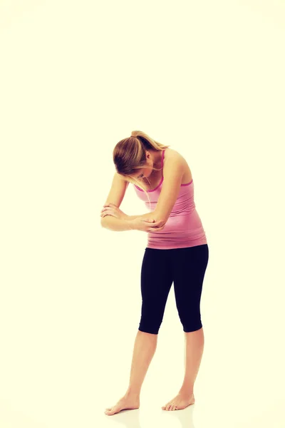 Mujer joven haciendo ejercicio aeróbico . — Foto de Stock