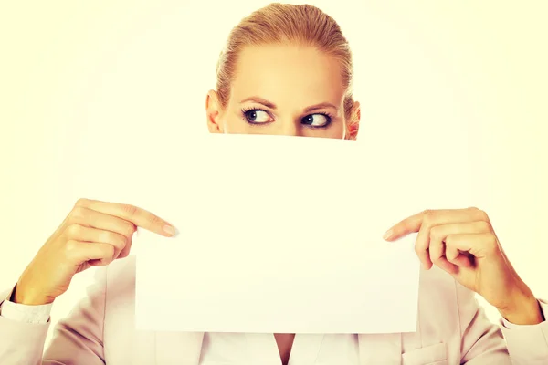 Mujer de negocios cubriendo boca y nariz con hoja de papel en blanco — Foto de Stock