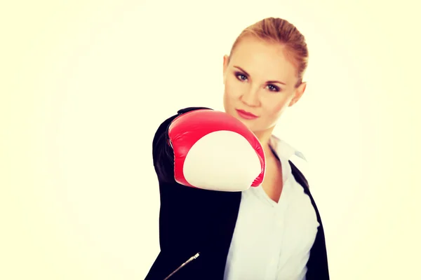Mujer de negocios en guantes de boxeo rojos —  Fotos de Stock